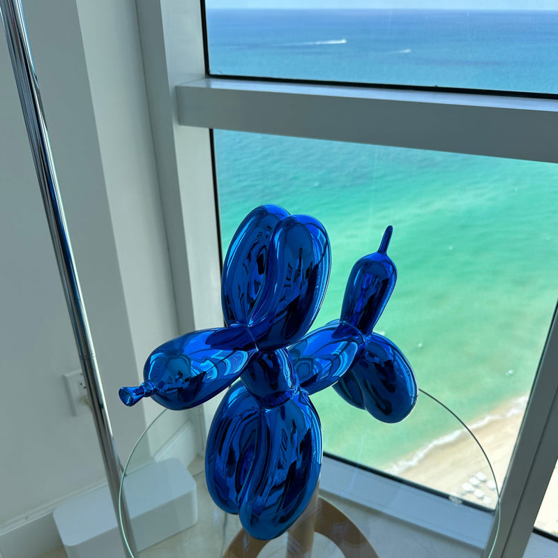 Balloon dog sculpture high-gloss resin, detail view