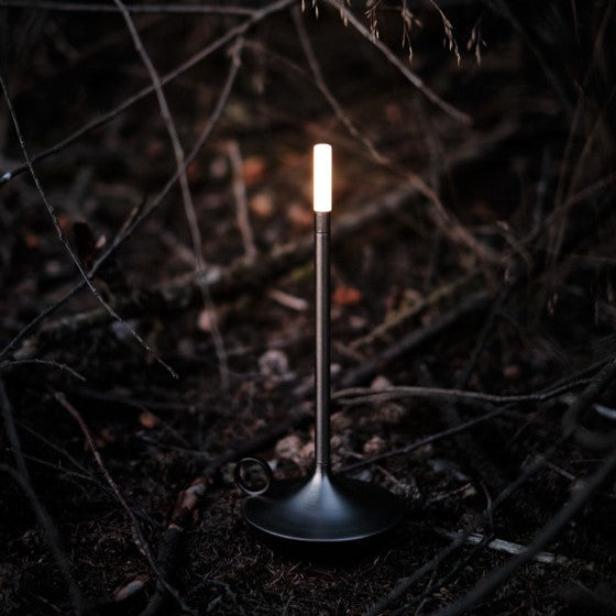 Kandelaar lamp black version close-up, stylish cordless LED table lamp, Scandinavian