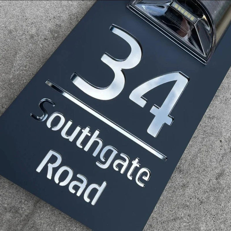 LichtHaus beleuchtetes Hausnummernschild Solar – Nachtansicht